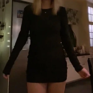 Svart glittrig klänning - Snygg svart glittrig klänning med långärmad design och en djup rygg. Perfekt för nyår! Har använt endast en gång, i storlek M men passar även S☺️