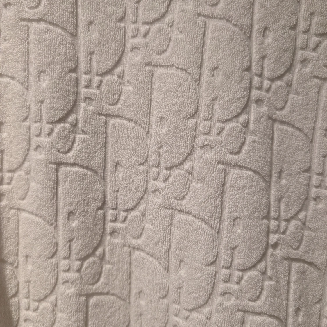 Vit t-shirt med mönster - 90