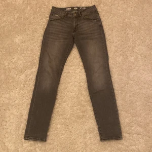 Grå jeans från Petrel - Snygga grå jeans från Petrel i modellen Seaham. De har en slim fit passform och klassisk femficksdesign. Perfekta för en stilren look.