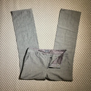 Linnebyxor - Naturfärgade linnebyxor från Mexx. De är raka med låg midja. Använda mycket sparsamt, bra skick!