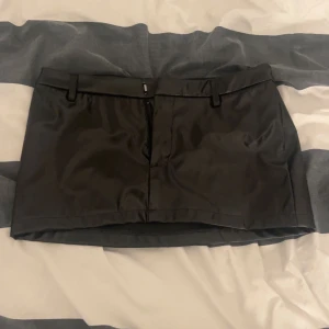 Svart kortkjol - Jättesnygg svart skinnkjol som tyvärr är för liten för mig 