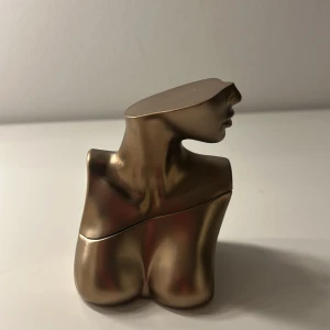 Billie Ellish Parfym 50 ml - Jättegod parfym! Använd ett fåtal gånger.