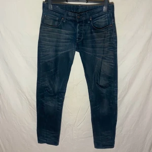 Blå jeans från G-Star RAW - Snygga blå jeans från G-Star RAW med en low tapered passform.  Använda men i bra skick. Längd 32 Bredd 32 Nypris Ca 1299kr