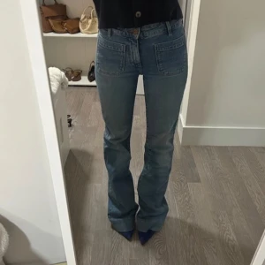Blå bootcut jeans - Snygga blå bootcut jeans från Wrangler. Säljer då de är lite stora för mig. Skriv för egna bilder! Storlek 25/32