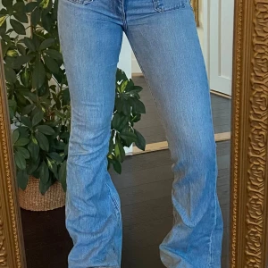 Ljusblå utsvänga bootcut mango jeans  - Defekter på hälen och fickan, smutsiga på bild längst ner men tvättas såklart innan frakt! 