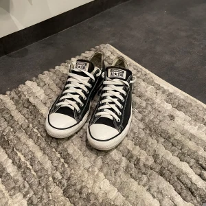 Converse skor - Feta converse i size 42, använt skick.