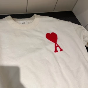Ami tröja  - Ami Paris tröja som är storlek m passar s  oversized jag är 175cm 65 kg den passar mig lite stor taggs finns 
