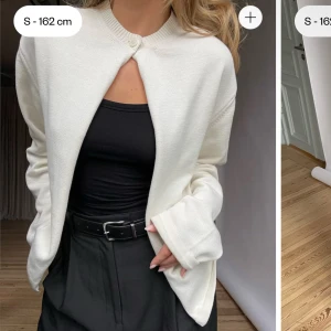 Djerf Avenue kofta - Snygg vit djerf avenue kofta med en enkel knapp framtill. Helt slutsåld och nypris är 1300kr.