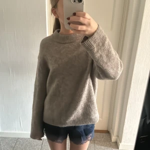 Beige ulltröja från H&M - Mysig beige tröja från H&M i en mjuk ull- och alpackablandning. Har ett litet hål vid handleden, kom privat för bilder💞 sitter så fint och passas perfekt till vintern!!!🤩🤩🥰💞