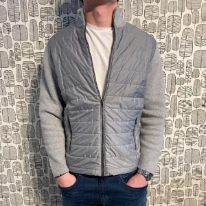 Massimo Dutti Cardigan - Säljer denna massimo dutti cardigan i toppskick, inga defekter eller slitage