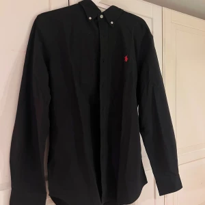 Ralph Lauren Skjorta - Helt ny Ralph Lauren skjorta i storlek medium. Den är svart och är bara testad men passade ej.