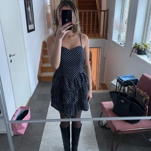 Klänning - Super söt prickig klänning. 