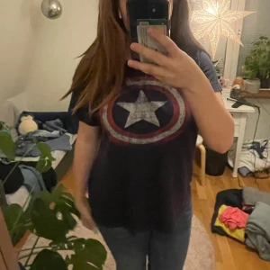Captain america t-shirt, storlek M/L - Väldigt fin t-shirt, fast den har ingen lapp. Men jag skulle säga att den passar M och L. Pris kan diskuteras💕