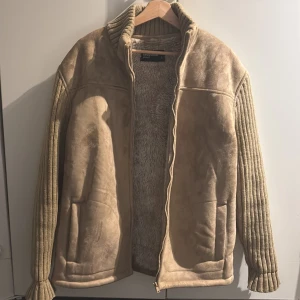 Beige cardigan i mocka. - Säljer denna cardiganen med päls inuti perfekt nu till vintern. Storlek L. Mockan är i bra kvalite och inga defekter som hål eller annat. Priser är inte fast så kom med bud.