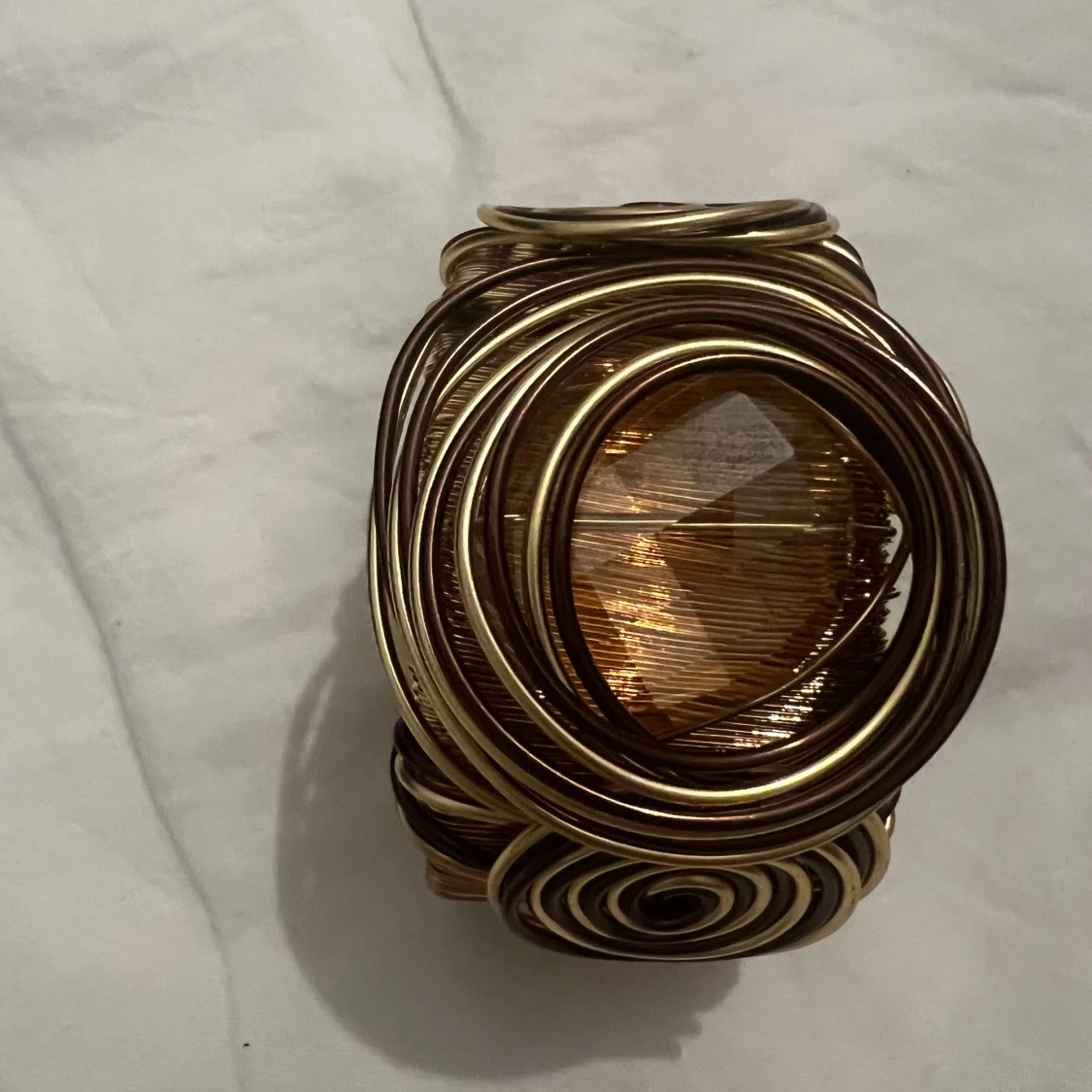 Guldigt armband med spiraldesign