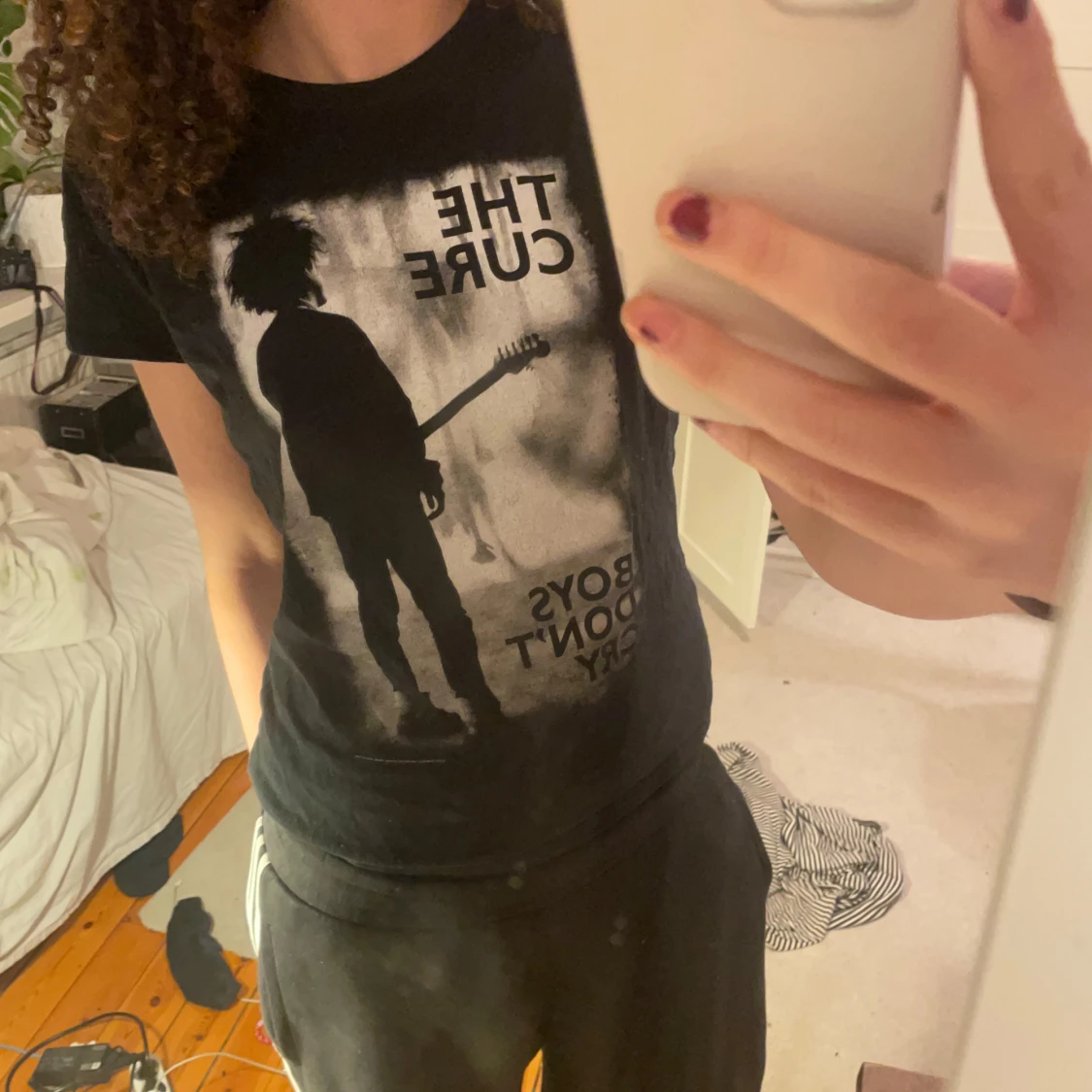 Svart t-shirt med The Cure-tryck - 1