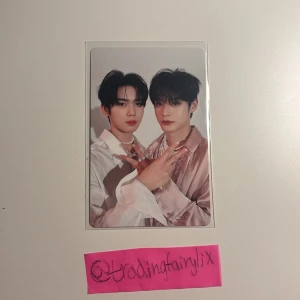 Fotokort från Zerobaseone - Säljer ett photocard från Zerobaseone med jiwoong och yujin. För fler bilder skriv privat 🤍