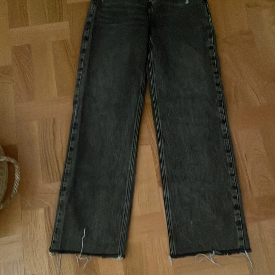 Svarta ZARA jeans med slitna detaljer - 92