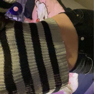 Randig stickad tröja  - Köpt vintage🎀 lite cropped🎀 storlek S/M?🎀 skriv vid frågor🎀