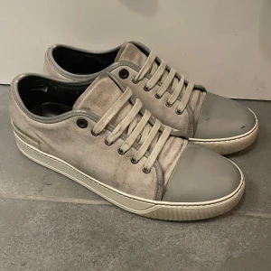 Lanvins  - Säljer dessa feta lanvins i storlek uk 7 som är typ 42-43. Väldigt bra skick och även ovanlig färg o under sulan är även bra skick. Tyvärr ingen box därför lågt pris. Pris går att diskutera vid smidig affär