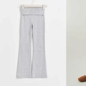 Helt nya yoga pants!⭐️ - Säljer ett par grå helt nya yoga pants med bootcut-stil. Perfekta för en avslappnad look och gjorda i ett mjukt material för extra komfort💘köpta för 199🥰