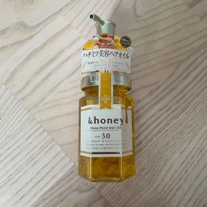&honey hårolja - Hårolja från märket &nd honey. Se bild för mängd kvar! Återfuktar håret och ger glans. Köpt i japan. Köp gärna med köp nu!