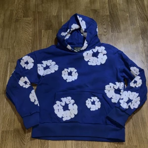 Denim Tears hoodie - Säljer en denim tears hoodie, storlek S, säljer den för att den passar mig inte längre