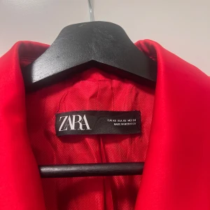 Röd Kavaj  - Super fin röd kavaj från Zara, i storlek xs, aldrig använd 