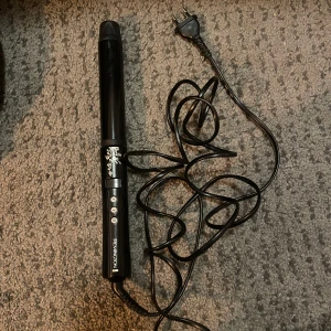 Svart locktång från Remington - Säljer en svart locktång från Remington, Provad 1 gång, säljer för har köpt en annan modell, jätte fina lockar man kan få! Ny pris 529 kr plus frakt 49+kr. BUDA PÅ LOCKTÅNGEN!