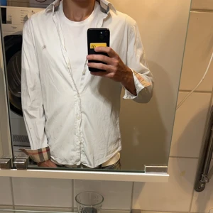 Burberry skjorta  - Säljer en snygg burberry skjorta i storlek M, skjortan har inga fläckar eller andra skador