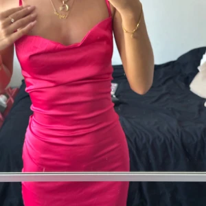 Rosa klänning - Rosa klänning med snörning i ryggen. Väldigt fin, inga skador. Använd max 2/3 gånger. Väldigt bra skick, inga skador alls. Den slutar precis ovanför knäna, jag är 163. 