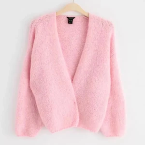 Lindex kofta  - Säljer denna super fina kofta från Lindex, haft sen somras men använd i mycket bra skick 🩷 Köpt för 399, säljer för 249