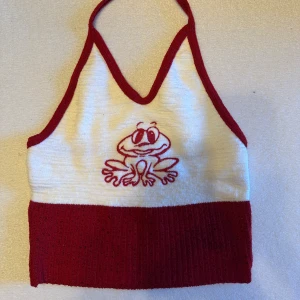 jättegullig vintage topp - jättesöt topp. aldrig använd. storlek xs/m eftersom den är stretchig. säljer eftersom den inte kommer till användning. den är vintage och från 2000-talet