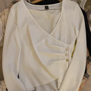 Vit tröja  - Säljer denna vita tröja, med design 3 knappar vid sidan. Använt 1 gång :) Fri frakt 