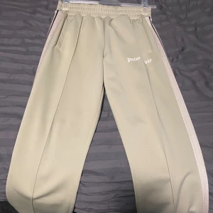 Palm angels byxor beiga - Säljer dessa beiga Palm Angels byxor i storlek M som är i princip i nyskick då dom enbart är använda några gånger pågrund av att detta inte är ritkigt min stil längre. Byxorna är 100% äkta och är köpta på miinto men har tyvärr inget kvitto. Se screen