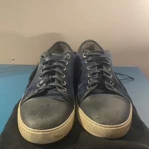 Lanvins - Säljer mina jävligt feta lanvins då jag har ingen användning för dom längre|| skick 5,5/10 Dom har en liten deffekt på insidan av hälarna och är slitna på captoen Dustbag ingår Obs otvättade! Blir renare efter behandling