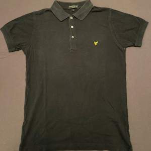 Vintage Lyle & Scott pike i storleken S, men sitter som en mindre XS eller XXS.