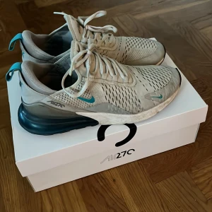 Nike air max 270 - Säljer mina nike air max 270 för att jag har växt ut dem. Det är bara att skriva om ni vill ha mer info!