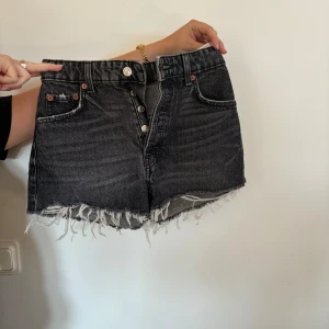 Jeansshorts, zara - Jättefina jeansshorts i grå tvätt! Passar inte längre så säljer vidare! 