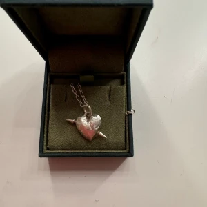 Maria Nilsdotter halsband  - Säljer detta fina Maria Nilsdotter halsbandet då jag har börjat andvända guldsmycken. Hör av er för mer frågor. Fint skick men har andvänts❤️Nypris 2795