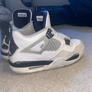 Jordan 4 military black - Säljer mina Jordan 4 som är perfekta nu till vintern