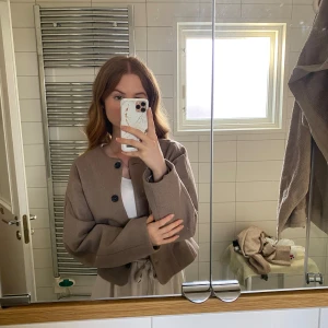 Ny jacka från Vila - Helt ny jacka från Vila i storlek S/36.  Finns i Göteborg! :)