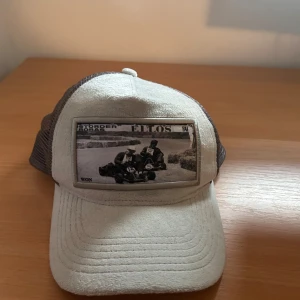 Grå velvet keps - En grå velvet keps, knappt använd. Säljer då jag inte använder keps. Hör av dig vid frågor eller funderingar!