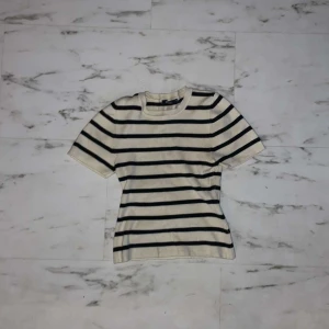 Randig tröja från Gina Tricot - Säljer en superfin randig tröja från Gina Tricot i storlek S. Den är vit med svarta ränder och har en normal passform. Perfekt för både vardag och lite mer avslappnade tillfällen. Materialet känns mjukt och skönt mot huden. Ett måste i garderoben för alla som älskar klassiska mönster!