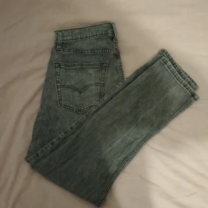 Levi Jeans - Säljer nu min gråa Levi Jeans i fint skick! Dessar i modellen 502! Priset är ej hugget i sten.