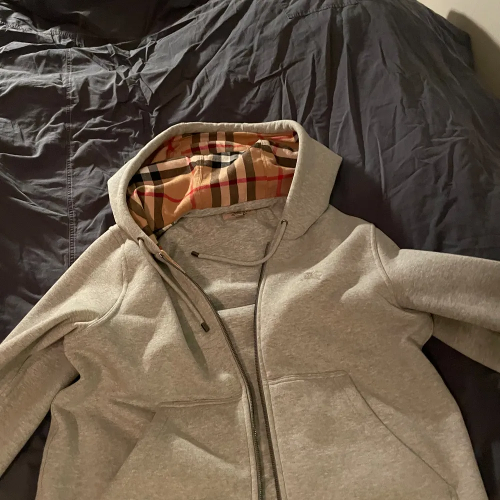 Burberry zip hoodie grå.  Storlek M.  Väldigt bra skick 9/10.  Säljer då jag inte använder den längre. Byten kan vara intressant  . Hoodies.