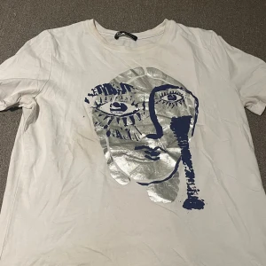 Zara t shirt  - Säljer denna jätte populära t shirten ifrån zara. Tröjan har lite smink vid halsen men det kan enkelt tvättas bort🩷