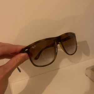 Rayban Boyfriend - Säljer mina boyfriends, de är i bra skicka bara att de är lite repor på glaset men inget man ser om man inte letar efter de