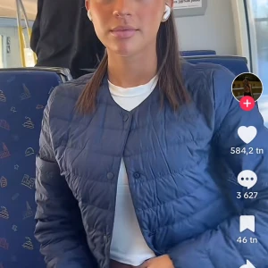 Uniqlo Jacka - Jättefin höst jacka i väldigt bra skick säljer då den inte kommer till användning 💕pris kan diskuteras och skriv för egna bilder 