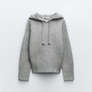 Stickad Zara Hoodie - Säljer min stickade Zara hoodie eftersom jag inte använder den! tryck gärna på ”köp”💓